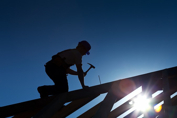 屋根工事の職人として働く際の注意点について